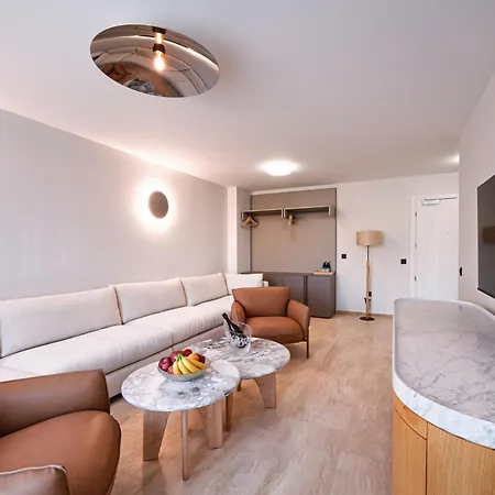 Nik Luxury Hotel